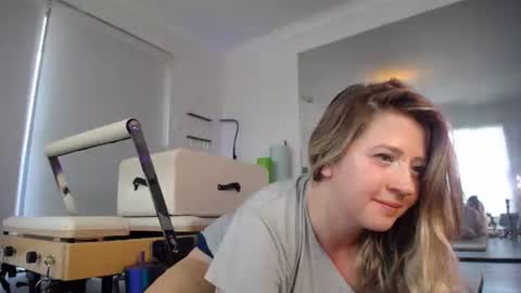 Snapshot of dani_does_pilates chatting on 12/22/25, 01:24 Dani Sunshine online show from 12/22/25, 01:24