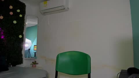 Snapshot of dani_lue chatting on 12/15/24, 12:17 dani_lue online show from 12/15/24, 12:17