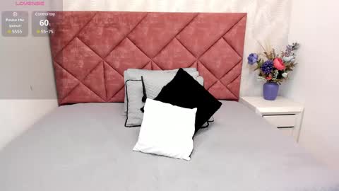 Snapshot of dania_moore_ chatting on 01/08/25, 01:31 JANE online show from 01/08/25, 01:31