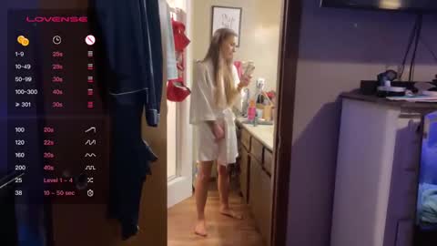 Snapshot of danidragon69 chatting on 12/19/24, 07:40 Dani Dragon online show from 12/19/24, 07:40