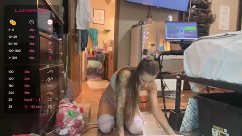 Snapshot of danidragon69 chatting on 12/25/24, 08:07 Dani Dragon online show from 12/25/24, 08:07