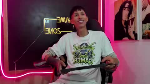 daniel_deluc77 online show from 12/18/25, 12:22