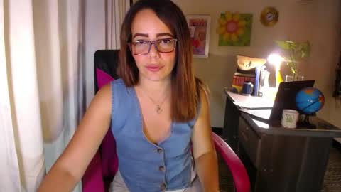 Snapshot of danielle_rose_ chatting on 06/05/26, 06:35 Angie online show from 06/05/26, 06:35