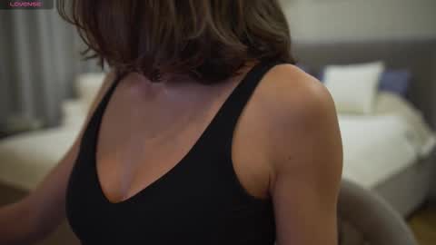 Snapshot of danielle_thomas chatting on 09/19/25, 06:30 Danielle online show from 09/19/25, 06:30