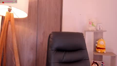 Snapshot of daniellerose_ chatting on 11/11/25, 11:05 Danielle Rose online show from 11/11/25, 11:05