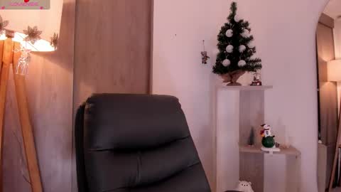 Snapshot of daniellerose_ chatting on 12/03/25, 11:03 Danielle Rose online show from 12/03/25, 11:03