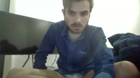 Snapshot of danievio21 chatting on 05/21/26, 02:40 danievio21 online show from 05/21/26, 02:40