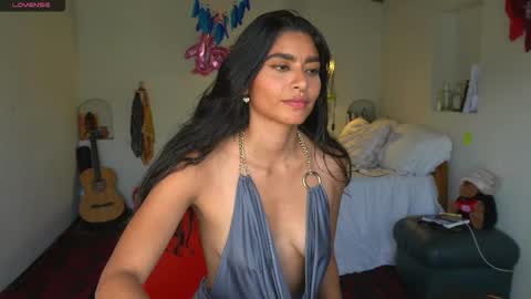 Snapshot of daniisla chatting on 11/14/25, 09:24 danalle .. online show from 11/14/25, 09:24