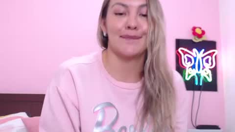 Snapshot of danika_bellaa chatting on 12/15/24, 01:46 K A R O L online show from 12/15/24, 01:46
