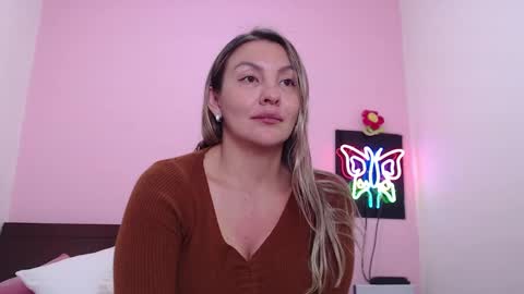 Snapshot of danika_bellaa chatting on 01/11/25, 01:37 K A R O L online show from 01/11/25, 01:37