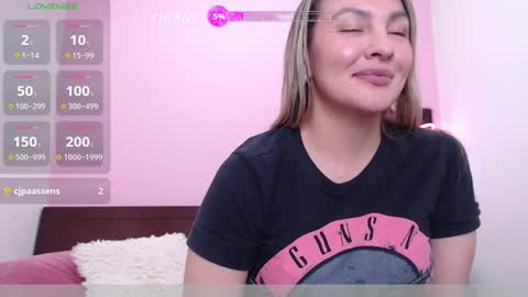 Snapshot of danika_bellaa chatting on 09/17/25, 11:06 K A R O L online show from 09/17/25, 11:06
