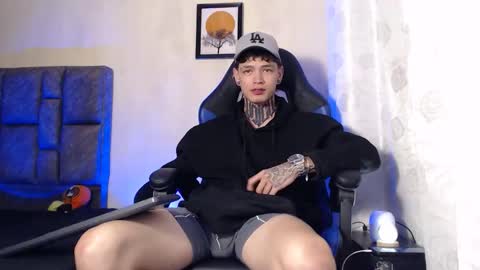 Snapshot of dann_brown chatting on 11/22/25, 01:15 Dann Brown online show from 11/22/25, 01:15