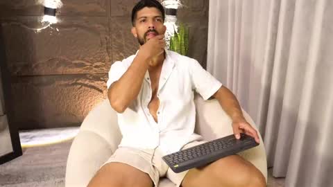 Snapshot of dann_saenz chatting on 04/25/26, 01:03 Dann saenz online show from 04/25/26, 01:03