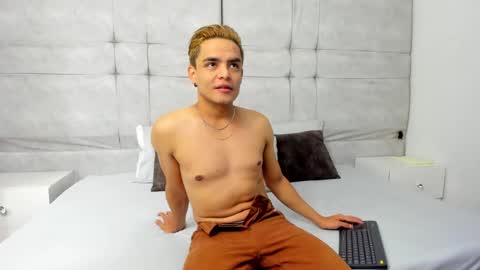 Snapshot of danny_butt_ chatting on 12/17/24, 11:28 Daniel online show from 12/17/24, 11:28