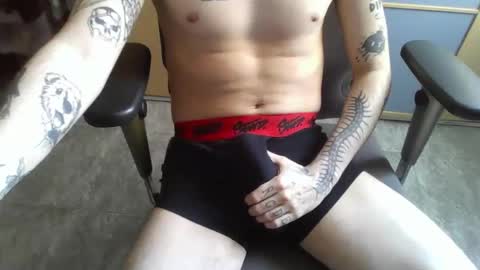 Snapshot of dannylbnz chatting on 05/19/26, 01:39 Danny L. online show from 05/19/26, 01:39