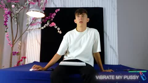 Snapshot of danteandviolete_cr chatting on 05/03/26, 11:38 DANTEVIOLETE online show from 05/03/26, 11:38
