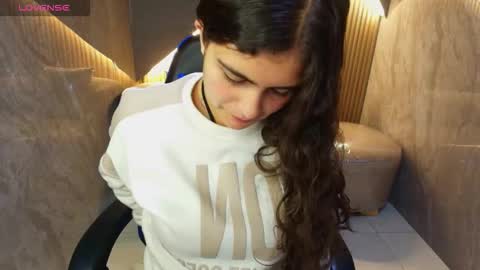 Snapshot of dany_r_ chatting on 10/13/25, 01:33 Dany online show from 10/13/25, 01:33