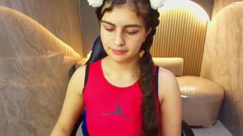 Snapshot of dany_r_ chatting on 10/15/25, 01:33 Dany online show from 10/15/25, 01:33