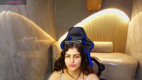 Snapshot of dany_r_ chatting on 10/20/25, 01:00 Dany online show from 10/20/25, 01:00