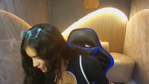 Snapshot of dany_r_ chatting on 10/24/25, 01:07 Dany online show from 10/24/25, 01:07