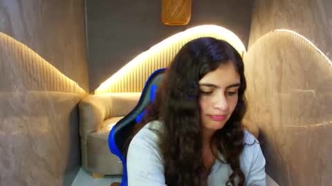 Snapshot of dany_r_ chatting on 10/28/25, 01:14 Dany online show from 10/28/25, 01:14