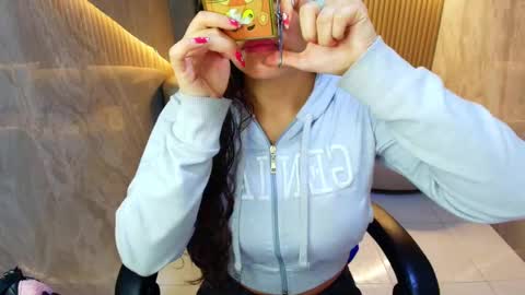 Snapshot of dany_r_ chatting on 10/29/25, 01:13 Dany online show from 10/29/25, 01:13