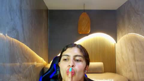 Snapshot of dany_r_ chatting on 11/13/25, 01:32 Dany online show from 11/13/25, 01:32