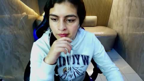 Snapshot of dany_r_ chatting on 11/14/25, 01:32 Dany online show from 11/14/25, 01:32