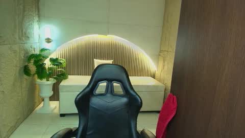 Snapshot of dany_r_ chatting on 11/27/25, 01:24 Dany online show from 11/27/25, 01:24