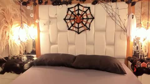 daphne_and_roger online show from 10/31/25, 11:00