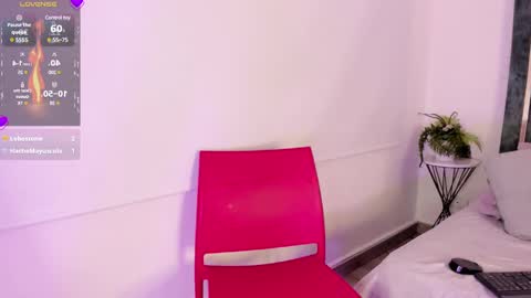 Snapshot of dapnne_ chatting on 01/11/25, 12:01 Daphne online show from 01/11/25, 12:01