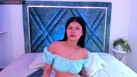 Snapshot of dapnne_ chatting on 02/27/25, 12:02 Daphne online show from 02/27/25, 12:02