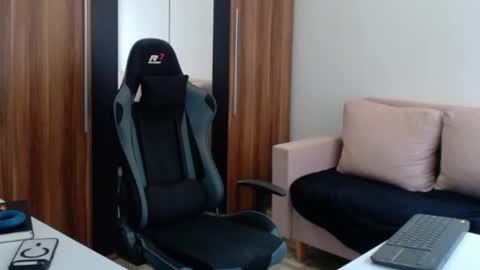 darius_94 online show from 02/15/26, 07:51