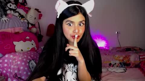 Snapshot of dark_angel_66 chatting on 12/04/25, 01:48 Moony online show from 12/04/25, 01:48