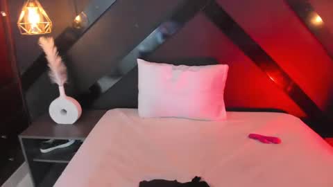 Snapshot of dark_gotica chatting on 01/08/25, 09:55 M I K A E L A online show from 01/08/25, 09:55