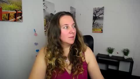 Snapshot of darklure_ chatting on 10/15/25, 01:55 Anna online show from 10/15/25, 01:55