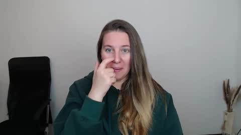 Snapshot of darklure_ chatting on 10/17/25, 03:36 Anna online show from 10/17/25, 03:36