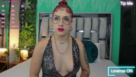 Darlyhooper online show from 10/21/25, 12:28