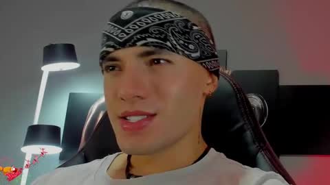 Snapshot of david_jons7 chatting on 12/31/24, 01:04 David Jons online show from 12/31/24, 01:04