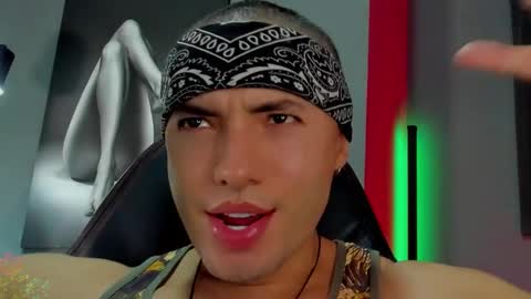 Snapshot of david_jons7 chatting on 11/12/25, 12:11 David Jons online show from 11/12/25, 12:11