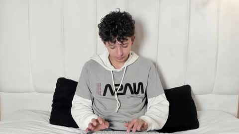 Snapshot of david_roy_ chatting on 02/18/26, 12:45 Roy online show from 02/18/26, 12:45