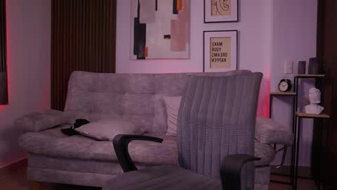 Snapshot of davies_brown chatting on 11/20/25, 06:18 Davies brown schedule 12pm to 5pm col time online show from 11/20/25, 06:18