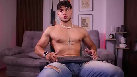 Snapshot of davies_brown chatting on 11/22/25, 10:42 Davies brown schedule 12pm to 5pm col time online show from 11/22/25, 10:42