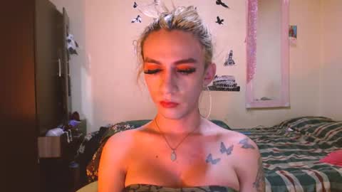 Snapshot of dayanna_01_ chatting on 07/11/26, 08:33 dayanna_01_ online show from 07/11/26, 08:33