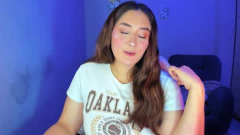 Snapshot of daysi_glow chatting on 12/18/25, 11:00 online show from 12/18/25, 11:00