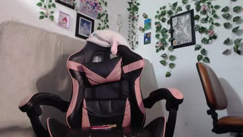 Snapshot of dazzayyy chatting on 12/04/24, 12:52 dazzayy online show from 12/04/24, 12:52