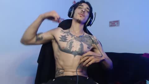 Snapshot of dazzayyy chatting on 11/25/25, 12:21 dazzayy online show from 11/25/25, 12:21