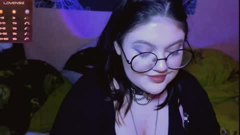 Snapshot of de_v1l chatting on 12/18/25, 10:10 Luna online show from 12/18/25, 10:10