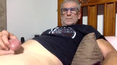 Snapshot of deanofflove2210 chatting on 02/01/25, 03:07 deanofflove2210 online show from 02/01/25, 03:07