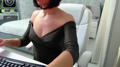 Snapshot of dear_ellisse chatting on 01/07/25, 01:24 Elly online show from 01/07/25, 01:24